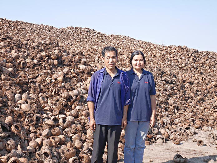 2.คุณทวีและคุณศรีนวล-จันทร์แดง-กับเปลือกและกะลามะพร้าว