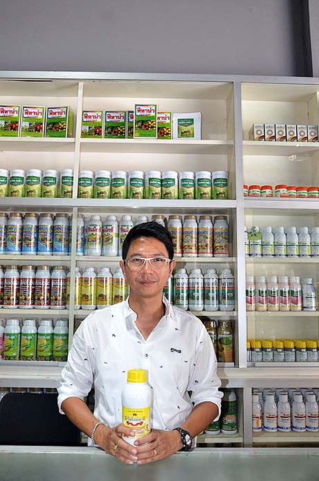 2.คุณราเมศร์-ตรีเพ็ชรไพศาล-เจ้าของร้านคลีนิคเกษตร-บางเขน
