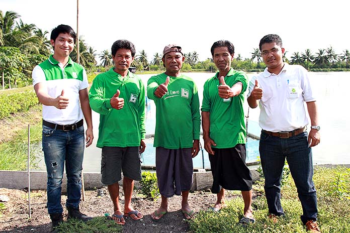 2.คุณประยูรณ์-นวลขาว-กลาง-และกลุ่มเกษตรกรผู้เลี้ยงปลาสลิด