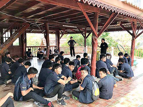 คุณดนอบรม-แนะนำ-ให้ความรู้แก่เยาวชน-ณ-เถียงนาอิงฟ้า