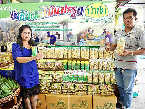 2.คุณจิตธนา-และ-คุณเมืองนนท์-กลอยสวาท-เจ้าของผลิตภัณฑ์นำชัยผลไม้แปรรูป