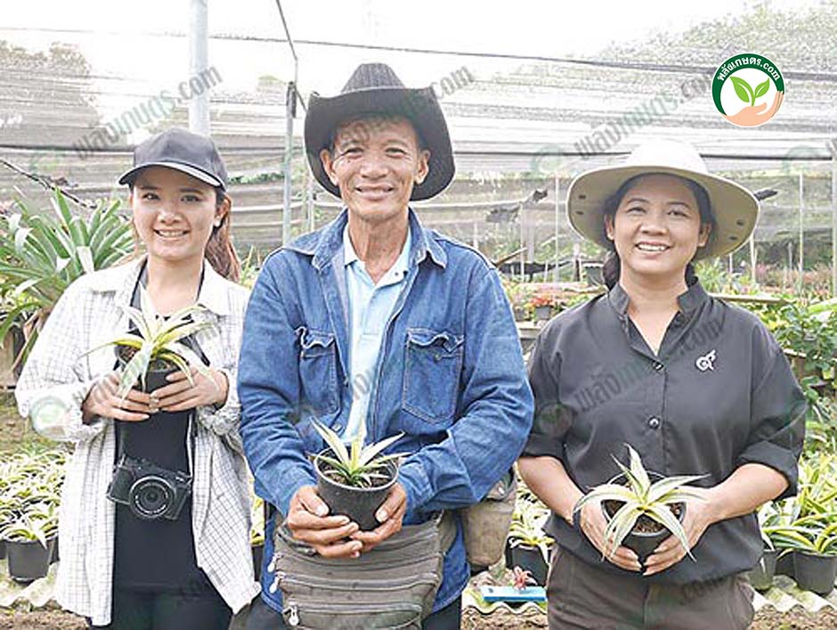 2.คุณวิชาและคุณวาสนา-โกมลกิจเกษตร-เจ้าของวิชาพันธุ์ไม้-และลูกสาว