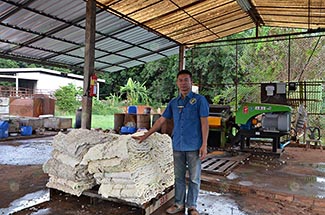 2.คุณสมปอง-ชำนิจ-ประธานสหกรณ์กองทุนสวนยางโนนสุวรรณ