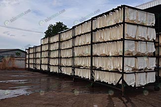 4.ยางแผ่นดิบผึ่งไว้กลางแจ้ง-24-ชม.รอเข้าห้องอบรมควัน