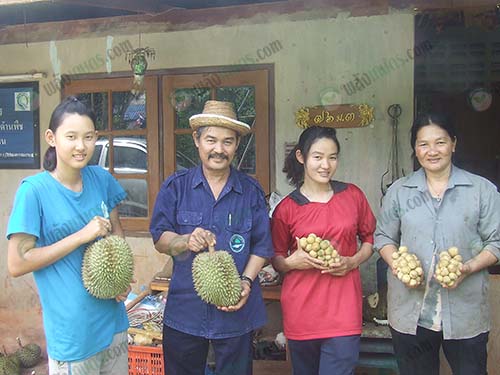 2.คุณสุรินทร์-อินทรวัฒนา-เกษตรกรผู้ปลูกทุเรียน-จ.ชุมพร-และครอบครัว