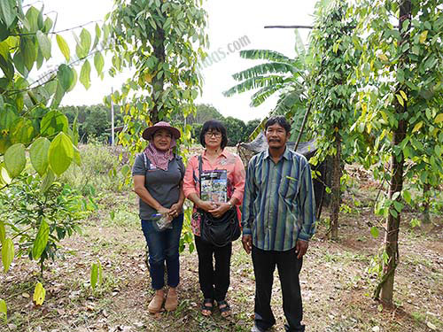 3.คุณประโยชน์-ทองสร้อย-ขวามือ-เกษตรกรปลูกพริกไทย-จ.จันทบุรี