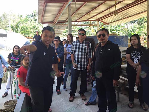 2.คุณเบสบรรยายให้ความรู้แก่คนที่เข้ามาดูงาน