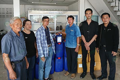 3.การเก็บตัวอย่างกรดฟอร์มิกเพื่อทดสอบคุณภาพผลิตภัณฑ์