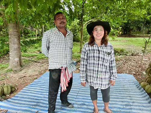 2.คุณปูและคุณแก้ว-เจ้าของสวนทุเรียนหมอนทอง