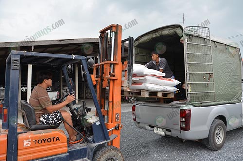 6.เจ้าหน้าที่กำลังขนย้ายอาหารให้เกษตรกรที่มารับ