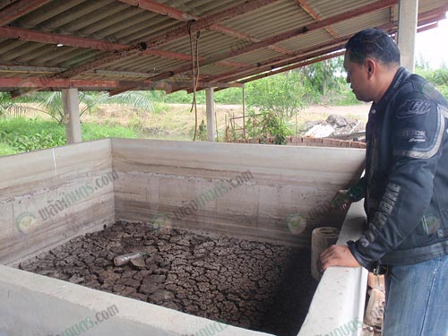 ขอบบ่อมีความสูงราว-1.70-เมตร
