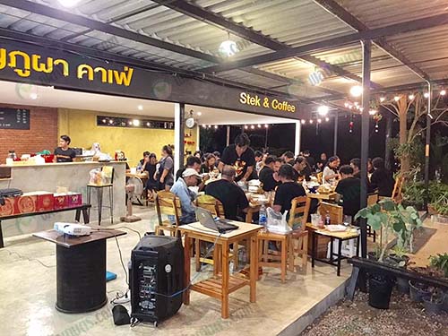 บรรยากาศภายในร้านที่ให้นักท่องเที่ยวเข้ามาเยี่ยมชม