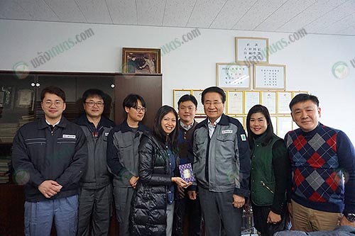 คุณชาคริต-และ-ผศ.ดร.พรศิริ-ร่วมกับทีมวิจัยชาวเกาหลีใต้