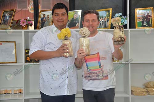 7.คุณกฤษณะและคุณแพททริกที่สนใจในเรื่องการเพาะเห็ดถังเช่า