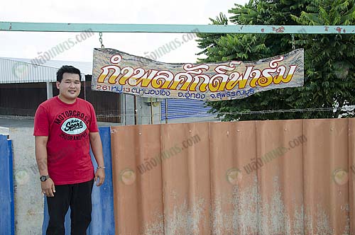 1.คุณกำพลศักดิ์-เพชรสีจา-เจ้าของฟาร์มไก่เนื้อ