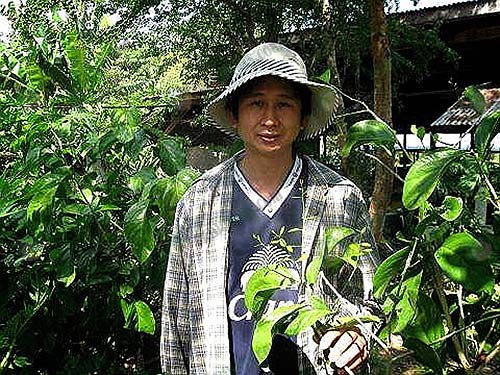 1.คุณบัณฑิต-ธรรมวาริน-เจ้าของฟาร์มไร่ปั้นเดือน