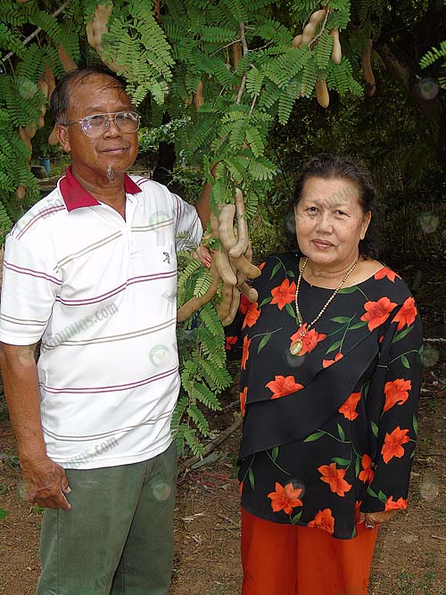 1.คุณบังเอิญ-ซ้าย-และภรรยา-และต้นมะขามยักษ์