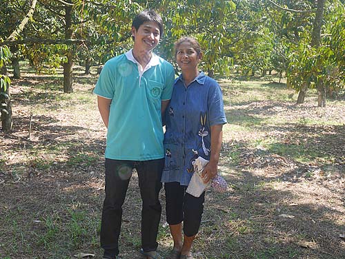2.คุณณัฐพรและคุณแม่-ที่ยึดอาชีพทำสวนทุเรียนตลอดมา