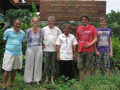 2.คุณวิโรจน์-เพ็ชรรักษ์-เสื้อขาวกลาง-กับชาวต่างชาติที่เข้ามาศึกษาดูงานในฟาร์ม
