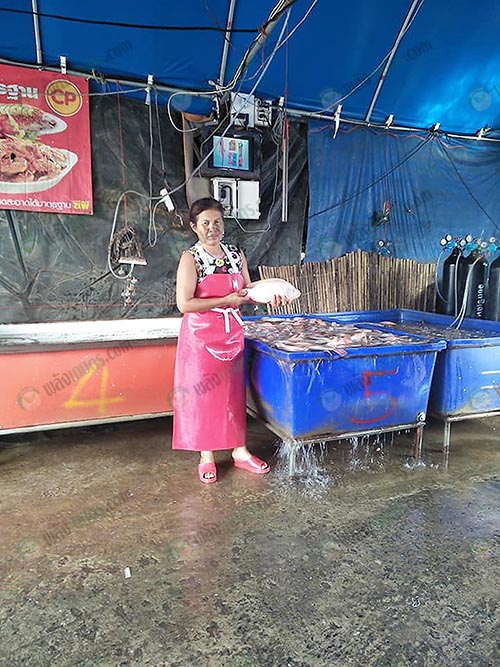 2.เจ๊อ้อย-เจ้าของแผงขายส่งปลาทับทิมและปลานิลคุณภาพ