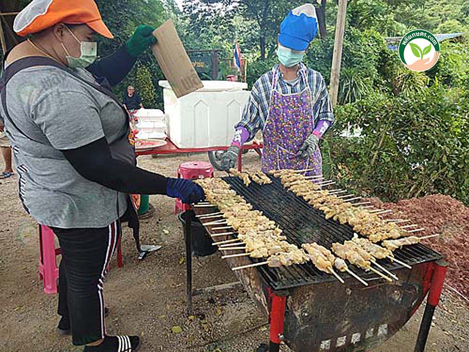 3.คนงานกำลังย่าง เนื้อจระเข้
