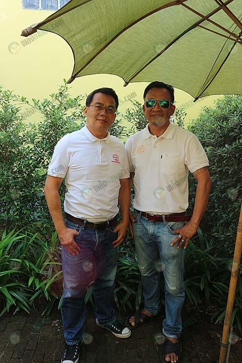 1.คุณถนอมศักดิ์-คนซ้าย-และ-คุณทวีศักดิ์-เจ้าของแพปลานาป่า-และร้านกินข้าวกินปลา