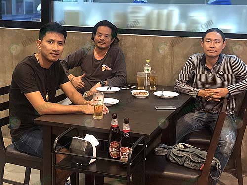 3.คุณเชษฐ-คนซ้ายคุณเลิศ-คนกลาง-และ-คุณโอม-คนขวา