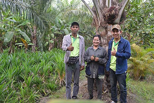 3.ถ่ายคู่กลับเจ้าหน้าที่ฝ่ายส่งเสริมบริษัท-เสถียร-ปาล์ม-จำกัด