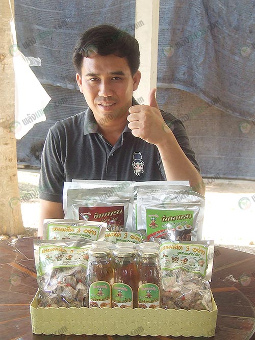 1.คุณศรชัย-นุชแหยม-ผู้จัดการฟาร์มเห็ดภูตะวัน