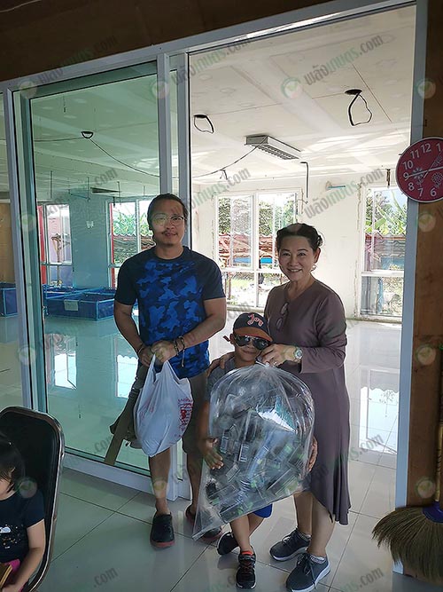8.ลูกค้าบางส่วนเข้ามาซื้อพ่อแม่พันธุ์ปูนาถึงหน้าฟาร์ม