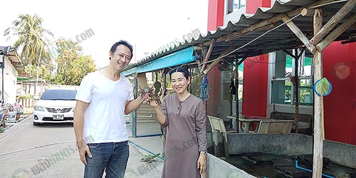 ลูกค้าที่เข้ามาเยื่นมชมฟาร์มพร้อมศึกษาเรื่องการเลี้ยงปูนา