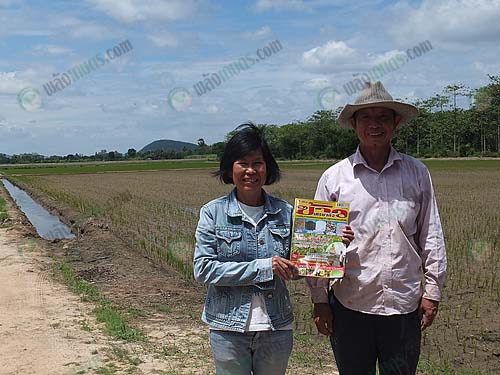 5.คุณขวัญชัยและภรรยากับแปลงนาข้าวไรซ์เบอร์รี่