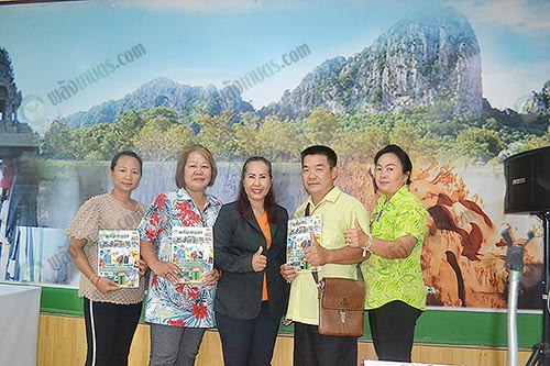 8.ถ่ายรูปร่วมกับทีมงานให้คำปรึกษา