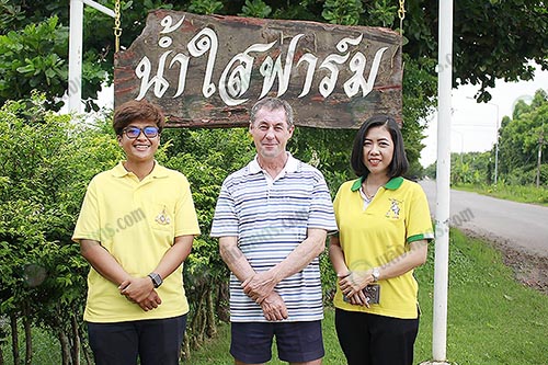 1.คุณวอร์เรน แอนดริว เทอร์เนอร์ (คนกลาง)