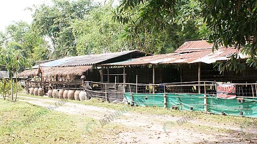 5.โรงเรือนแพะ