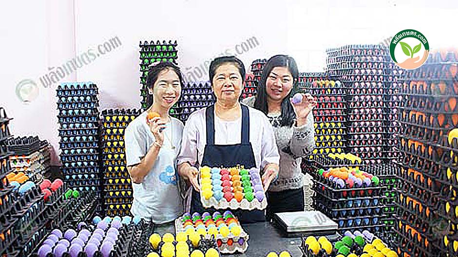 1.คุณปรานีและครอบครัว-กับผลผลิต-ไข่เยี่ยวม้าไส้ไข่เค็ม