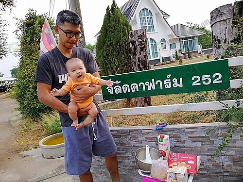 1.คุณจิรายุทธ์ กลัดทอง ผู้เลี้ยงโคนม