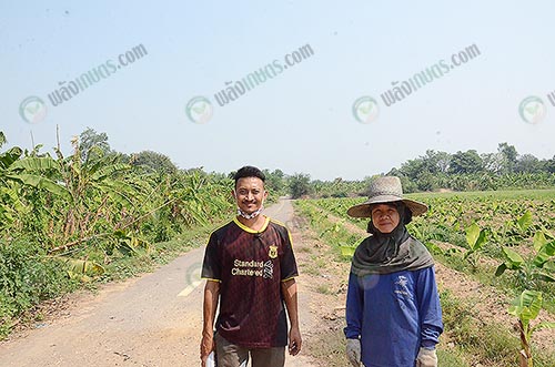 4.คุณองอาจถ่ายกับลูกไร่