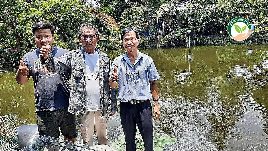1.คุณพิสิษฐ์ และเกษตรกรผู้เลี้ยงปลานิลอินทรีย์