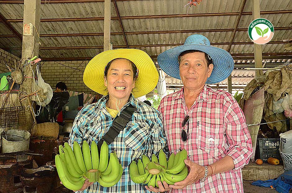 1.คุณสมพร ทองนที และสามี เจ้าของสวนทองนที