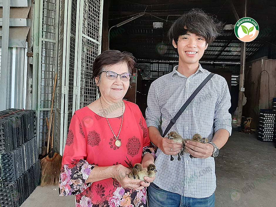 1.คุณฉัตรชัย นิธิเศรษฐิยกุล หรือคุณเบิร์ด และครอบครัว