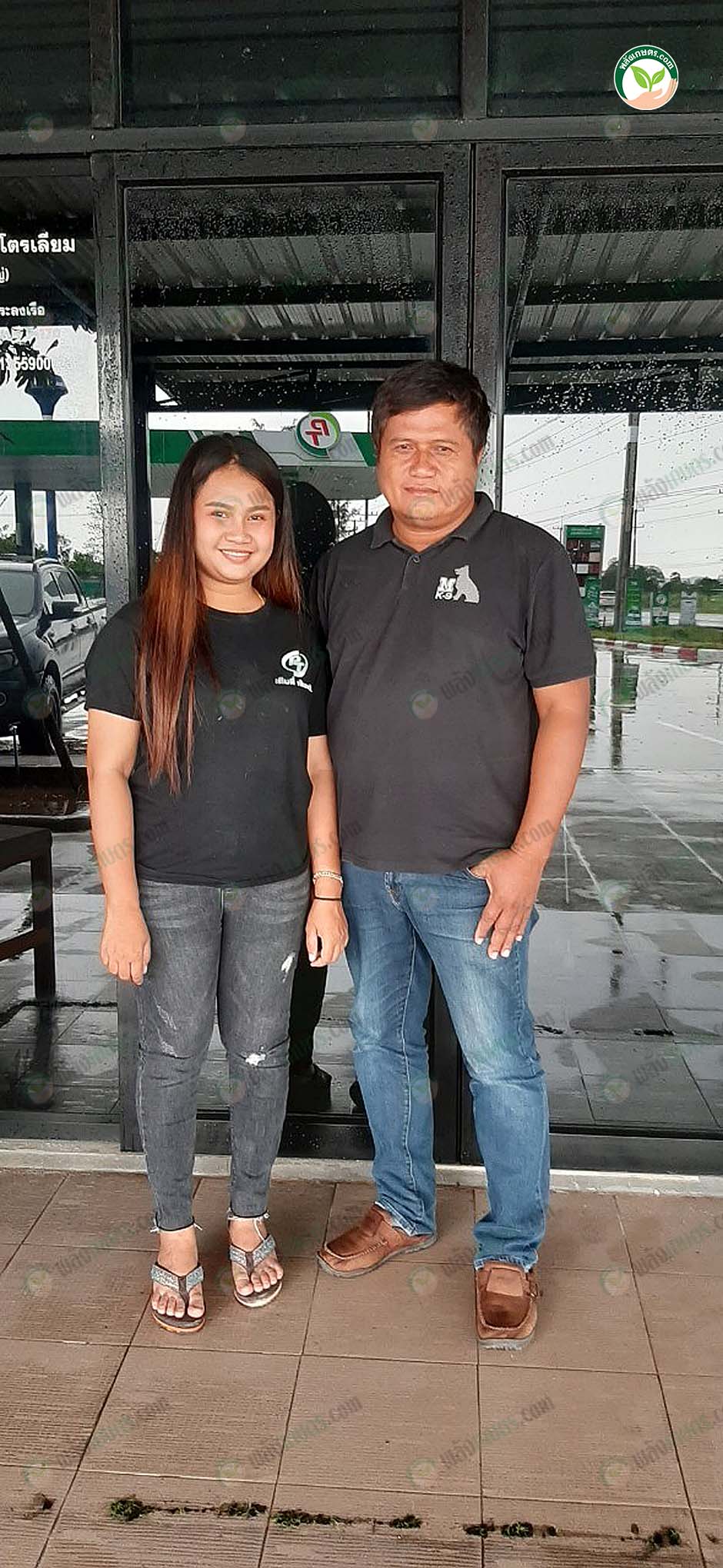 1.คุณสนาน และคุณมนัสนันต์ ทับทิมใส (ลูกสาว)