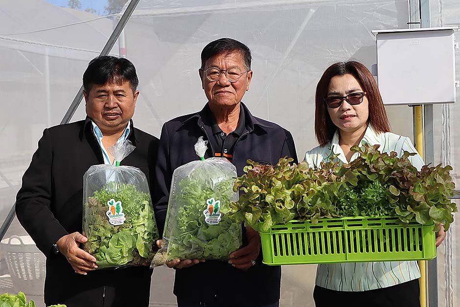 1.คุณจวน แก้วกุลศรี (กลาง) ประธานกรรมการบริหารสหกรณ์การเกษตรเมืองลับแล