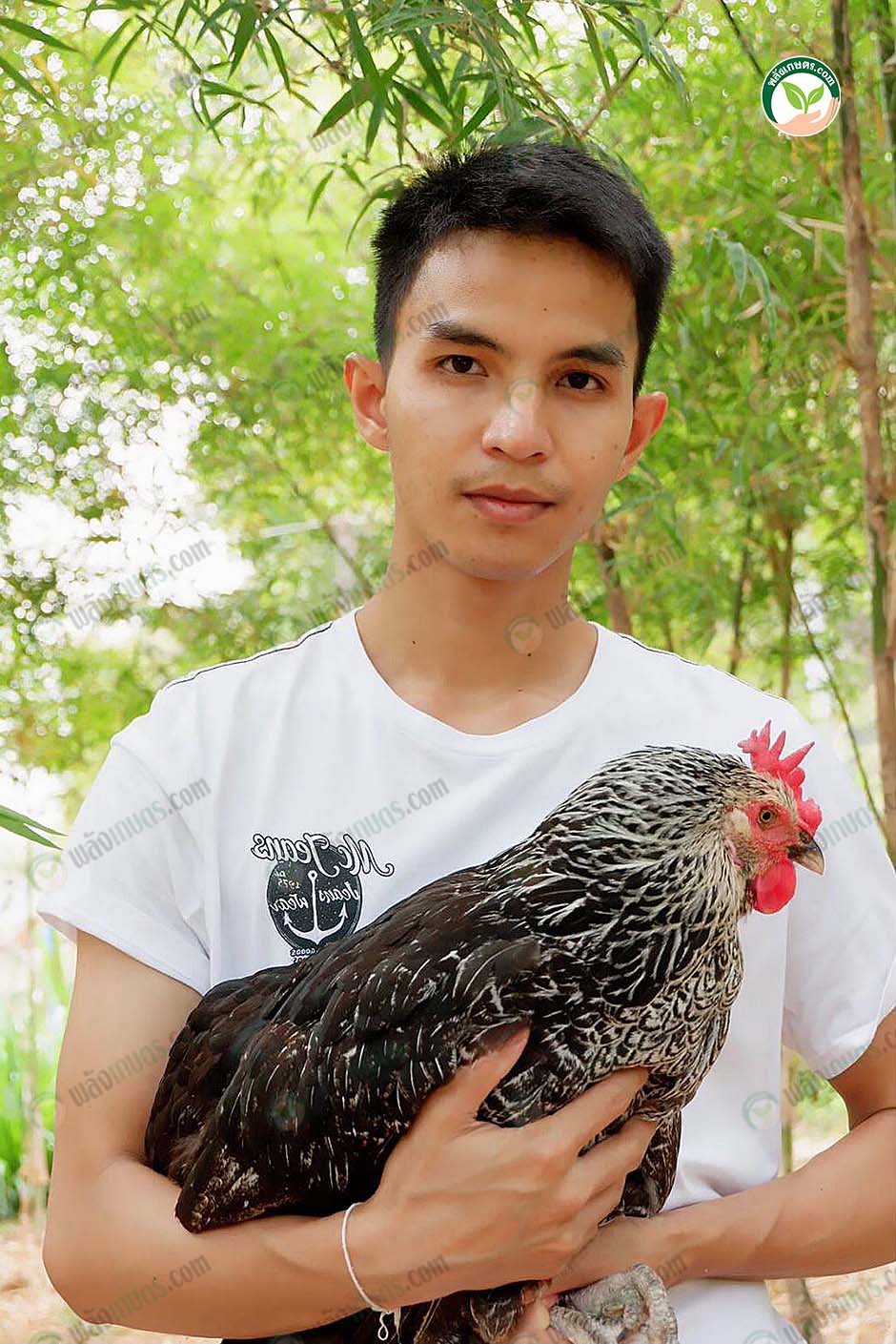 1.คุณปวริศ โคเทพ เจ้าของฟาร์มไก่ไข่แม่บัวสอน