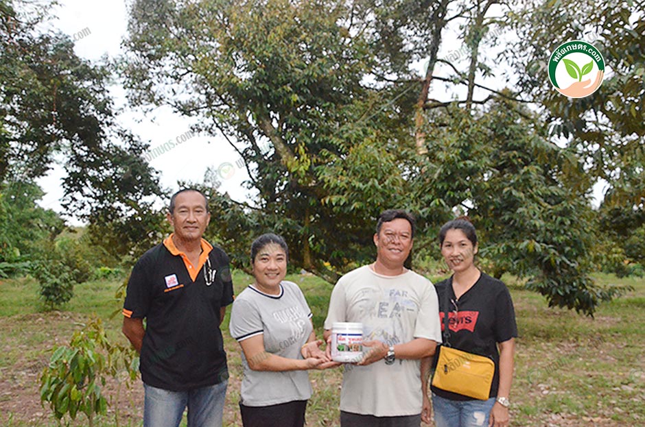 1.ทีมงานร้านสามเกษตร เฮียโต และภรรยา