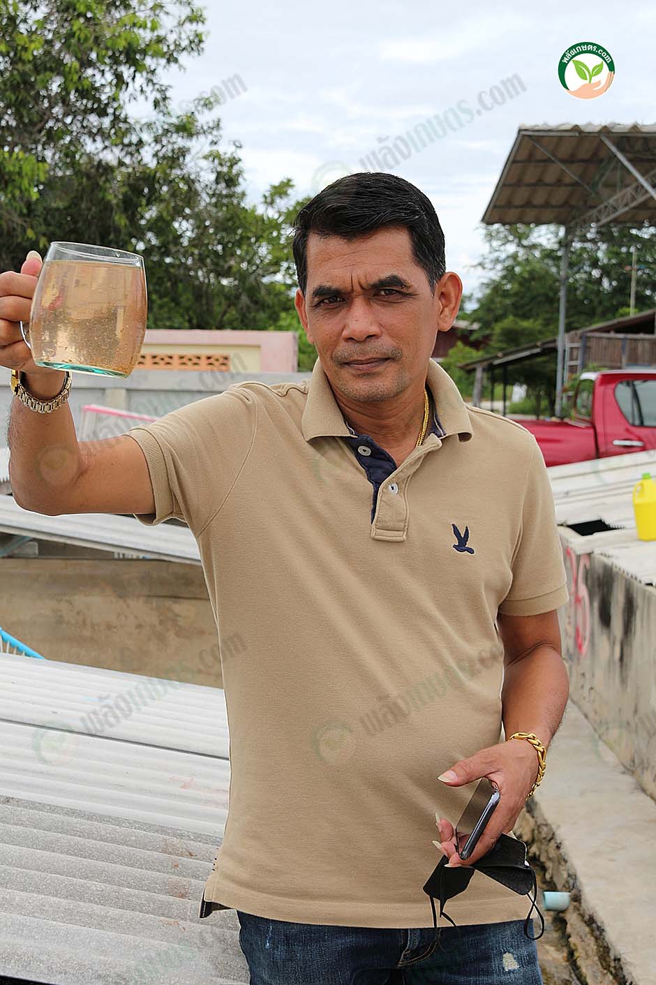 1.คุณสำรวย เจ้าของฟาร์มคนเก่ง