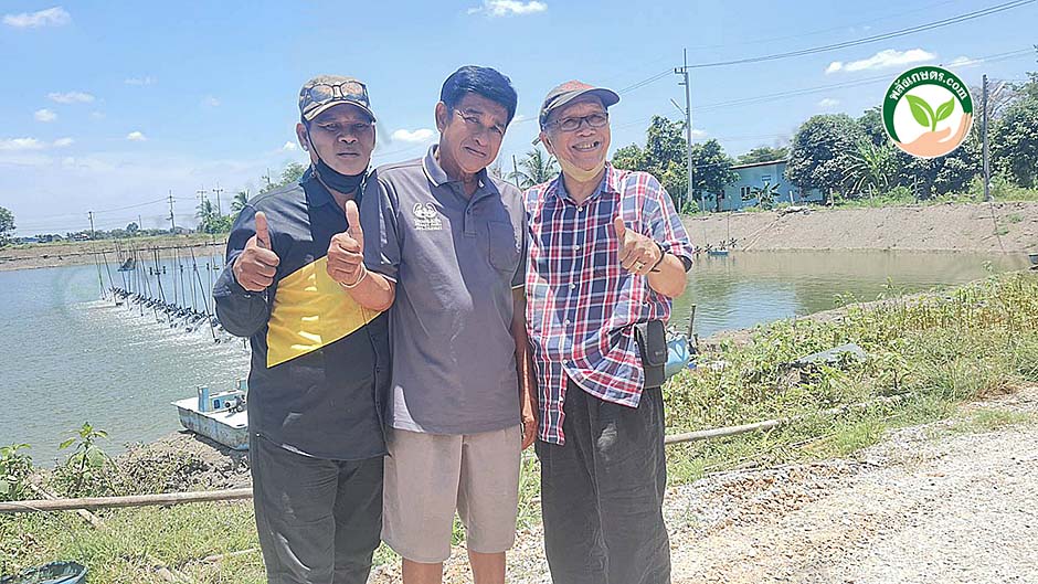 3.คุณคอง (ซ้ายมือ) เจ้าของลูกกุ้ง กุ้งเงิน กุ้งทอง ฟาร์ม