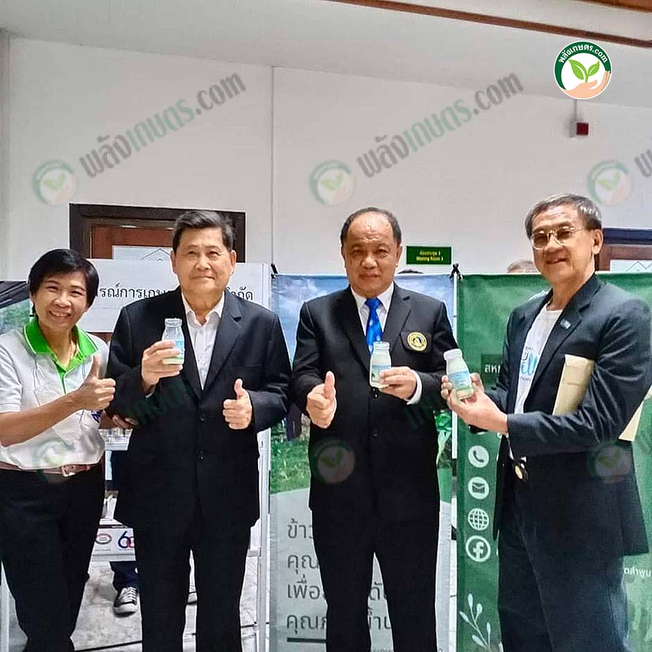 4.รศ.ดร.สมเกียรติ ประสานพานิช (คนแรกขวา) ร่วมถ่ายภาพกับประธาน สกก.แม่ทา